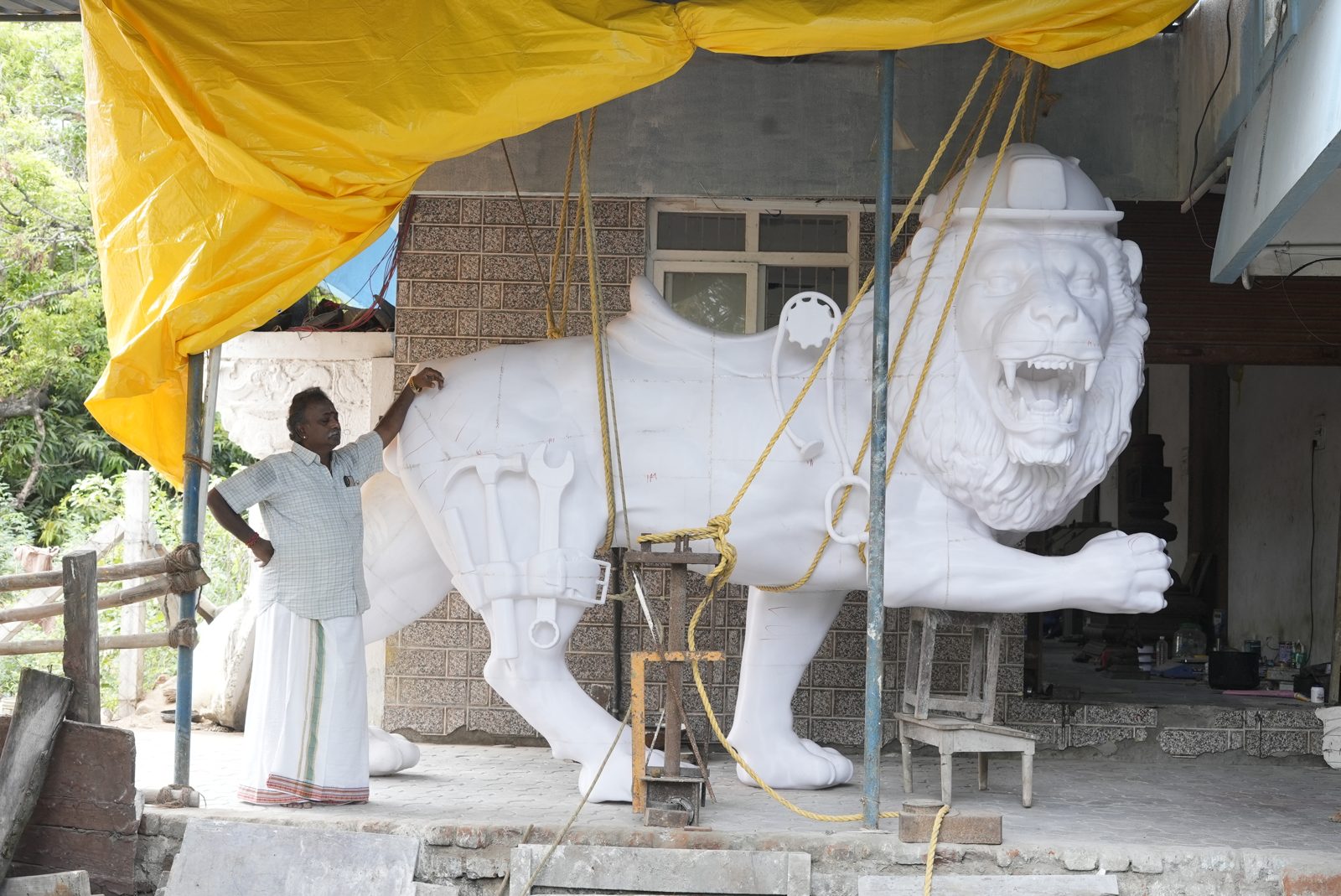 Monumental Lion — Large-scale bronze lion, modelling to final cast (2)