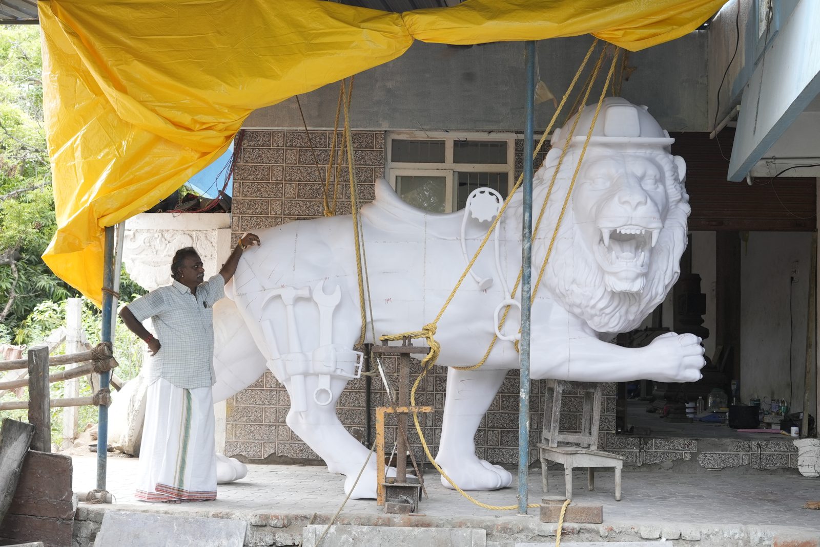 Monumental Lion — Large-scale bronze lion, modelling to final cast (4)